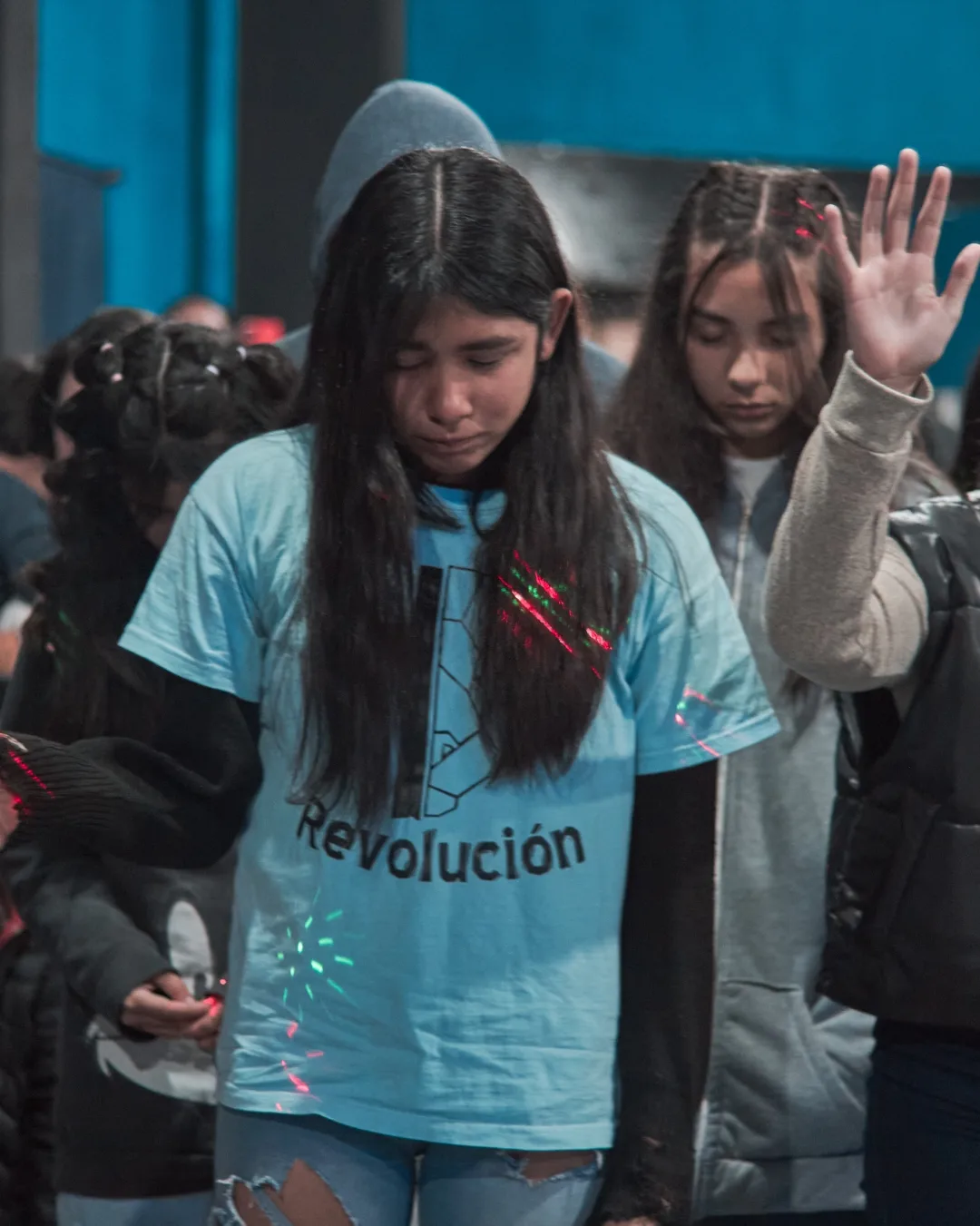 Joven en adoración durante Imparables