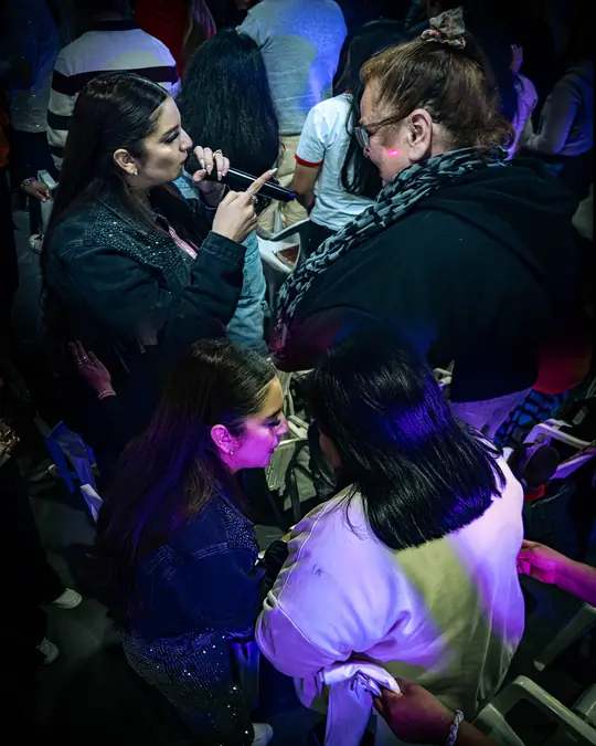 Profeta Kathy Portillo ministrando entre los asistentes
