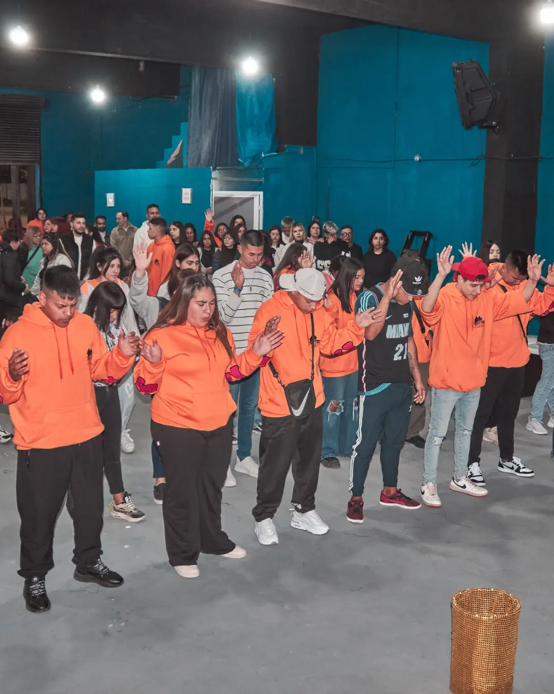 Grupo de jóvenes en oración