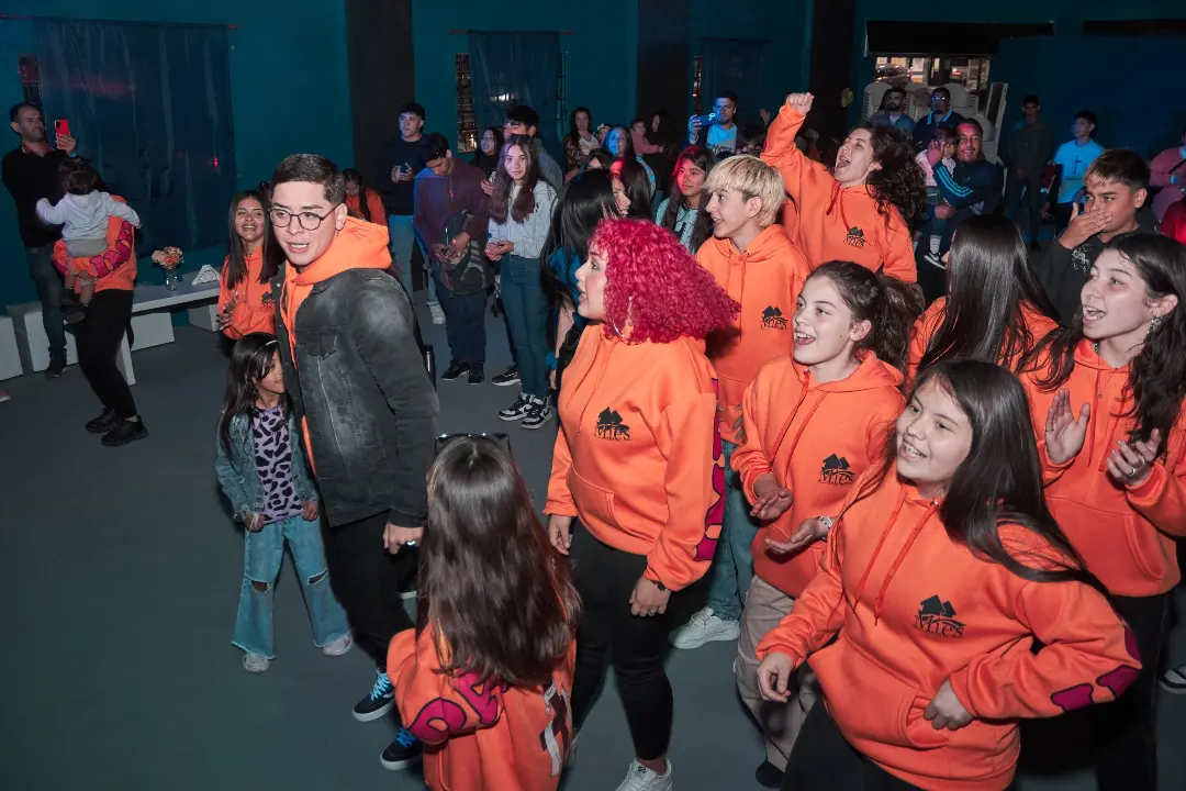 Jóvenes celebrando en Imparables